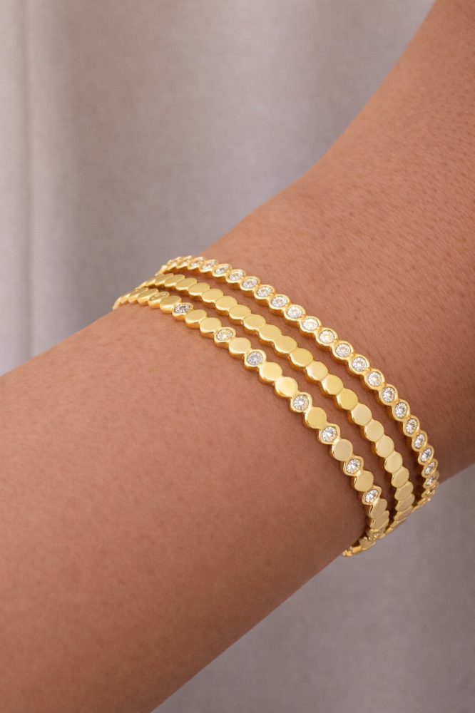 A set of 100 bracelets with rings size 18