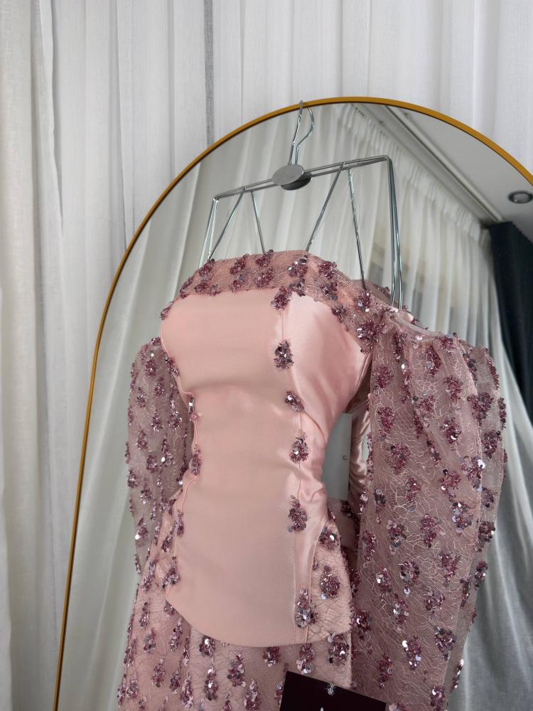 A pink dress embroidered with an elegant feminine cut