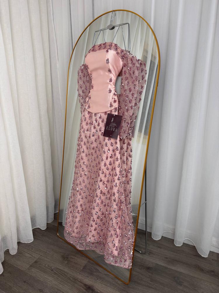 A pink dress embroidered with an elegant feminine cut