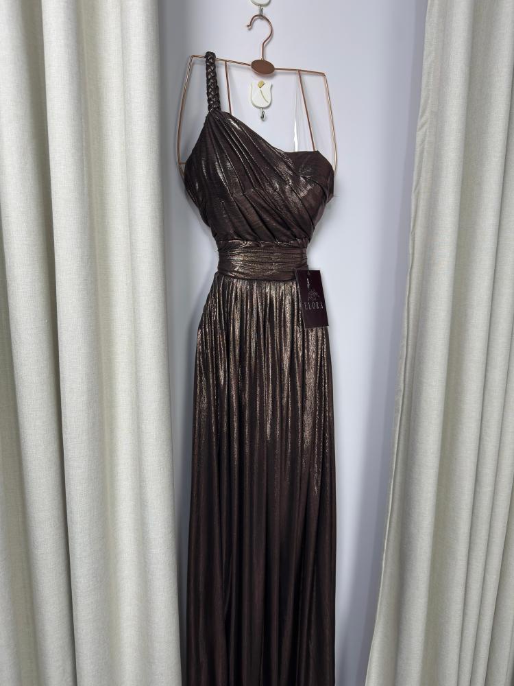 A shiny dress in a distinctive color