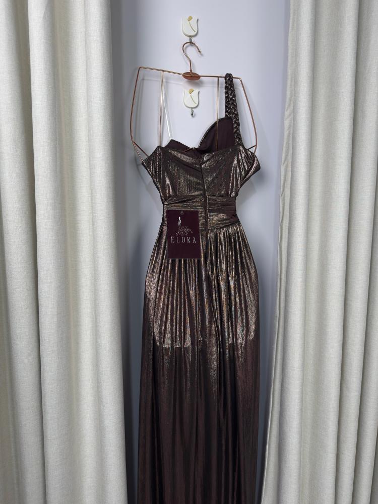 A shiny dress in a distinctive color