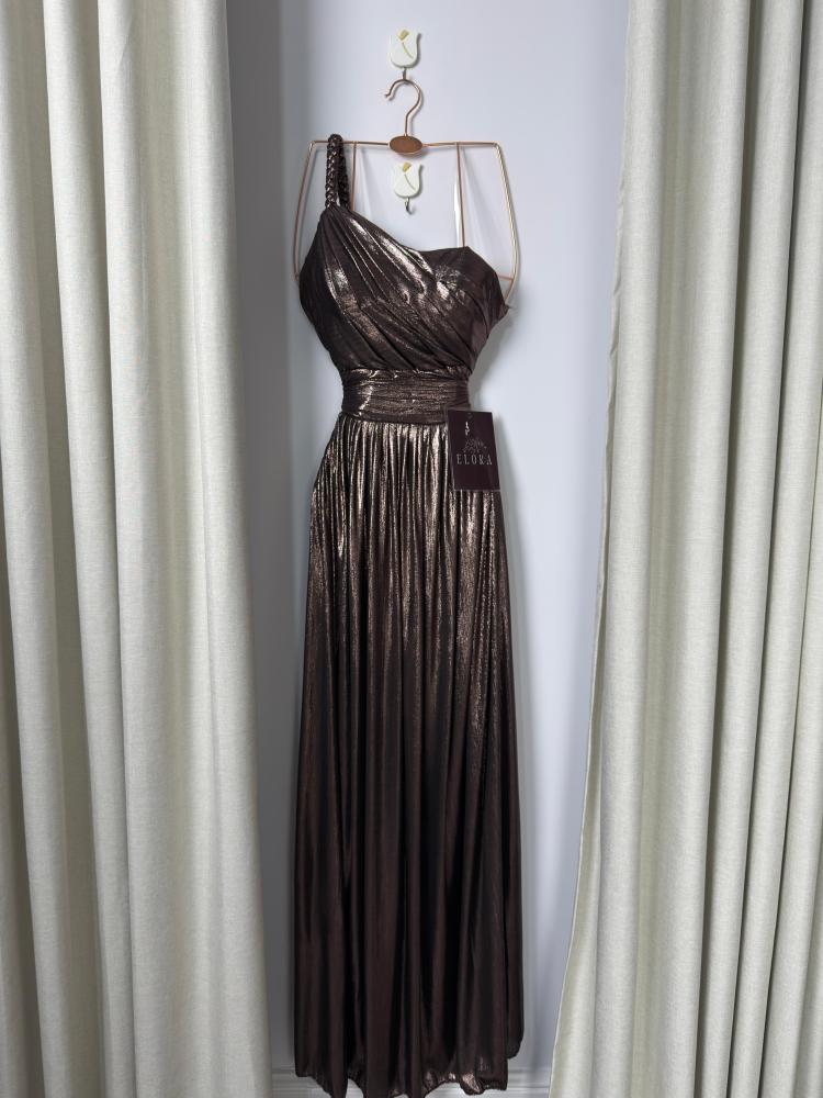 A shiny dress in a distinctive color