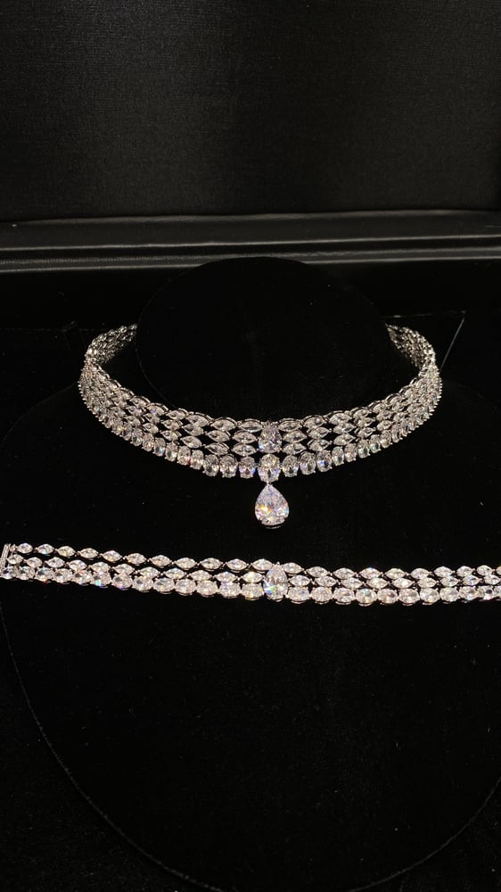 Zircon choker set with diamond-like precision, incredible shine, consisting of a necklace, earrings, bracelet, and ring
