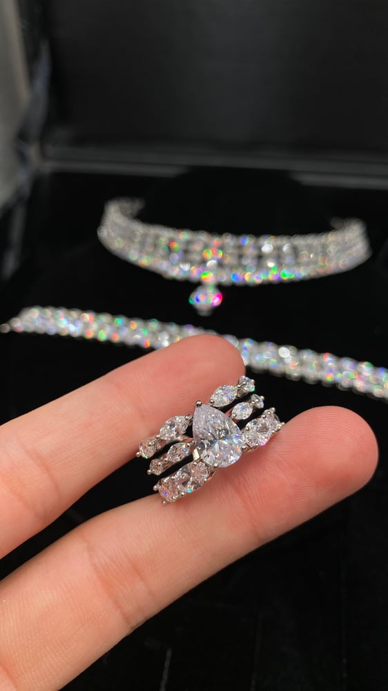 Zircon choker set with diamond-like precision, incredible shine, consisting of a necklace, earrings, bracelet, and ring