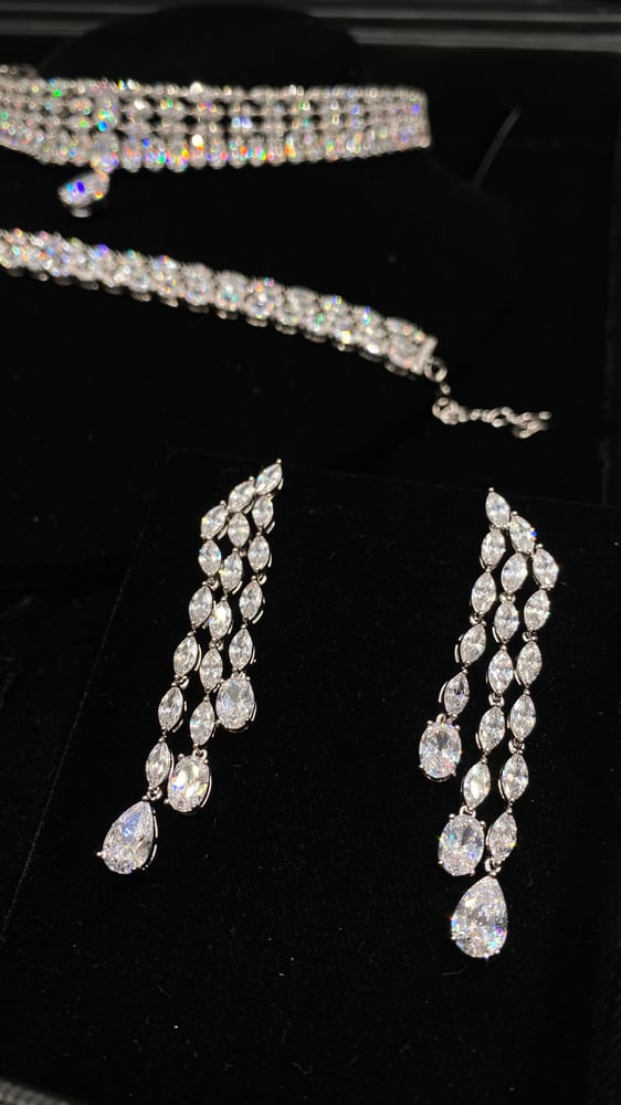 Zircon choker set with diamond-like precision, incredible shine, consisting of a necklace, earrings, bracelet, and ring