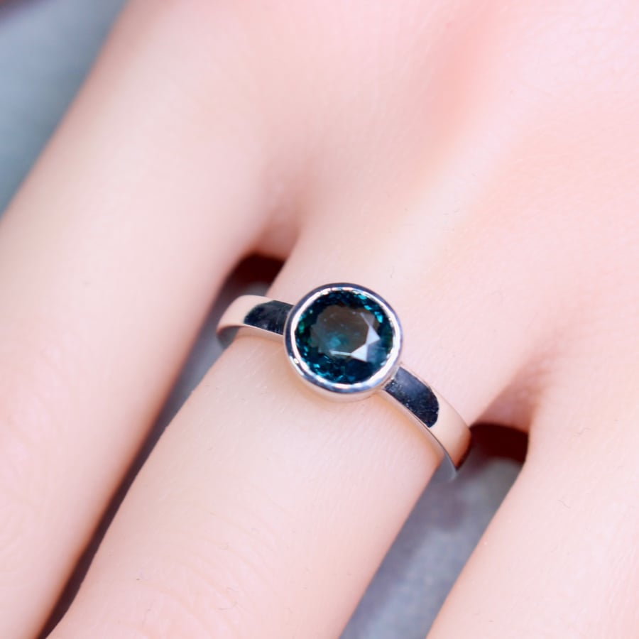 خاتم سبينل طبيعي Teal – Round Cut