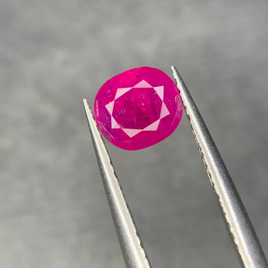 حجر ياقوت طاجاكستان طبيعي موثّق بشهادة مختبر 2.02ct
