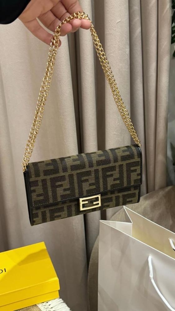 شنطة فندي — Fendi Chain Flap Bag