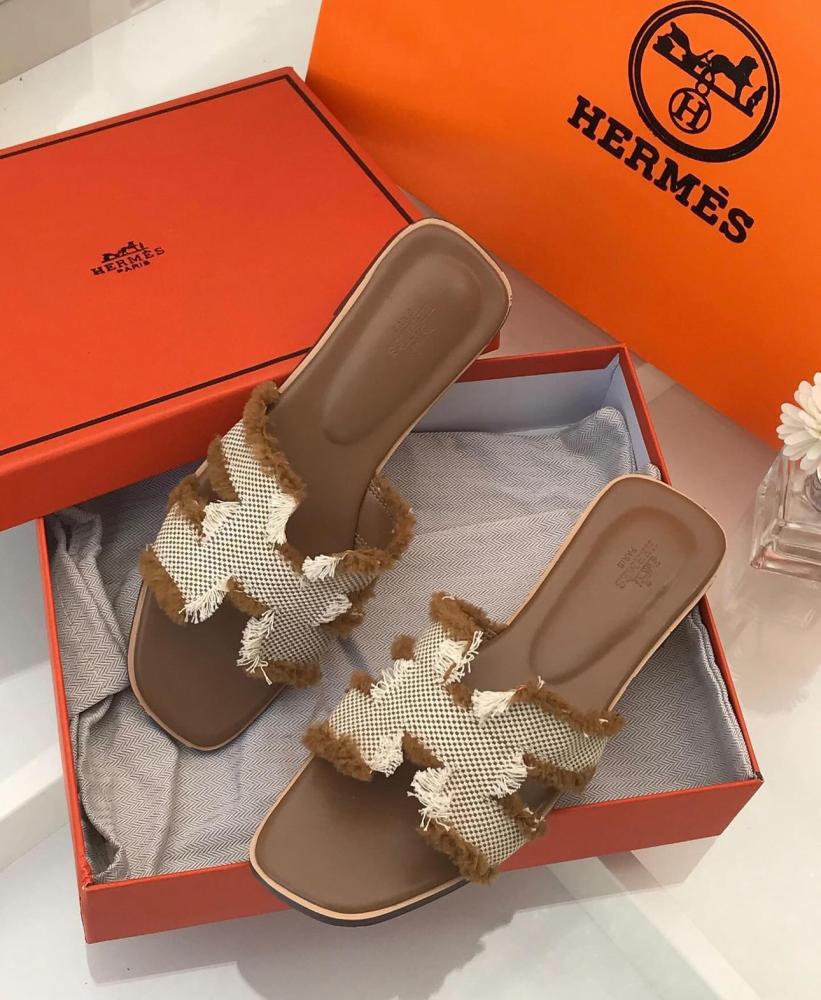 سليبر نسائي — Quilted H-Buckle Slides