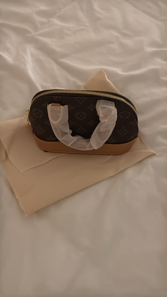 شنطة لويس فيتون — Louis Vuitton Monogram Canvas Bag