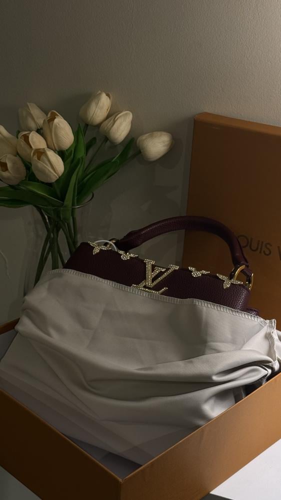 شنطة لويس فيتون — Louis Vuitton Capucines Top Handle Bag