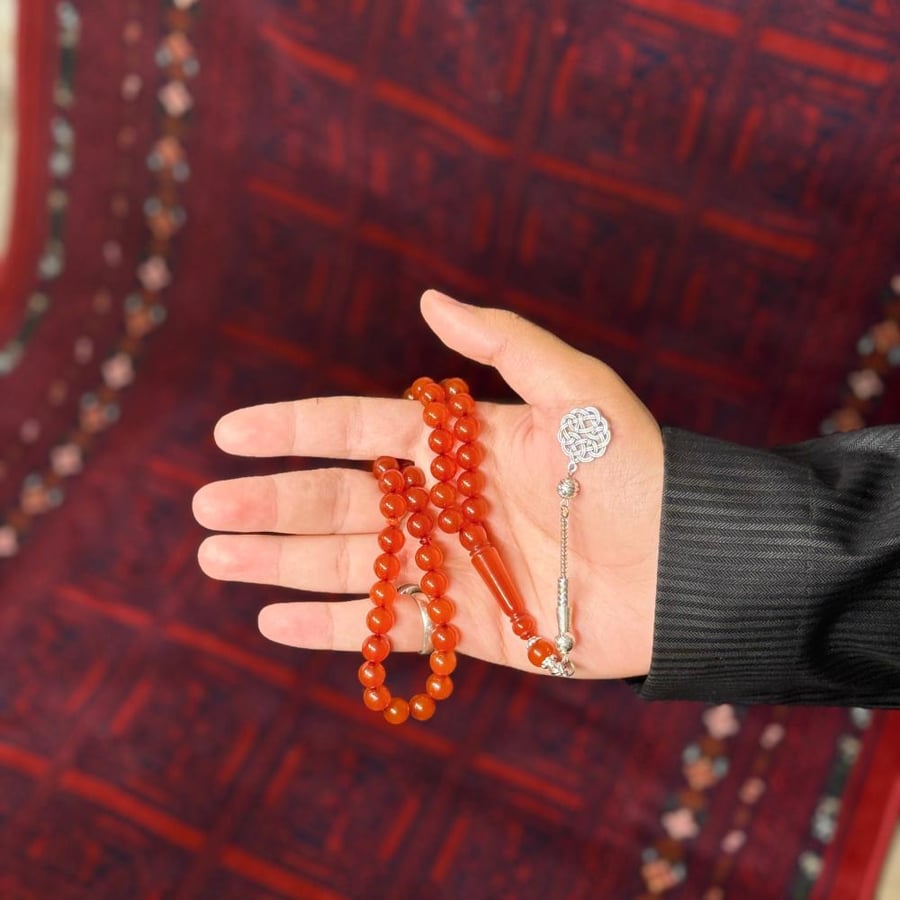 سبحة بكلايت بلون مشمشي  شفاف , تمتاز بطربزونه حديديه مناسبه للاستخدام الرسمي واليومي مقاوم للقطع