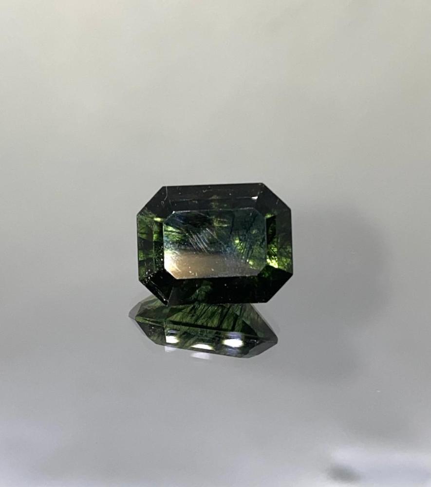 زبرجد باكستاني بشوائب (Ludwigite- Vonsenite) طبيعي (غير معالج) 8.2 قيراط