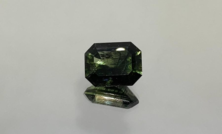 زبرجد باكستاني بشوائب (Ludwigite- Vonsenite) طبيعي (غير معالج) 8.2 قيراط
