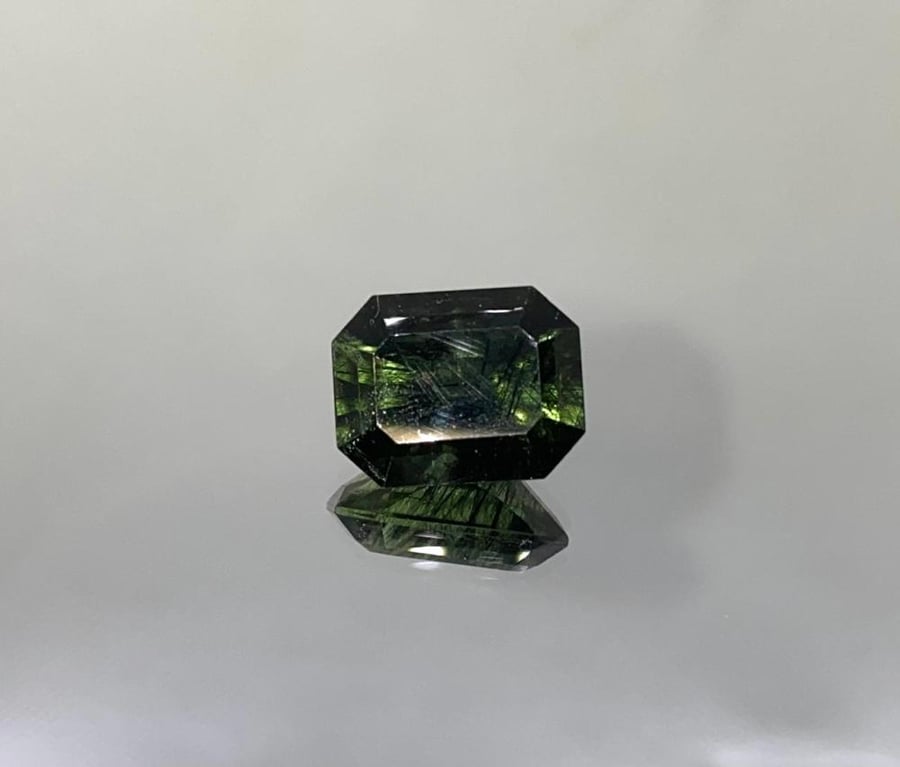 زبرجد باكستاني بشوائب (Ludwigite- Vonsenite) طبيعي (غير معالج) 8.2 قيراط