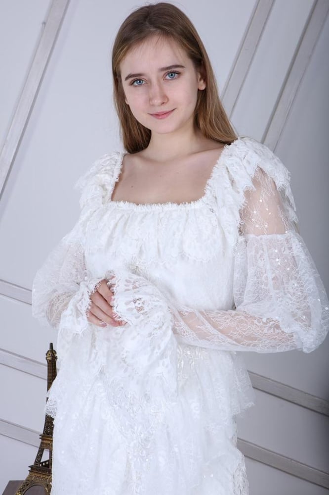 Be unforgettable in this wedding dress, Evelin dress. A wonderful artistic masterpiece and unmatched elegance.