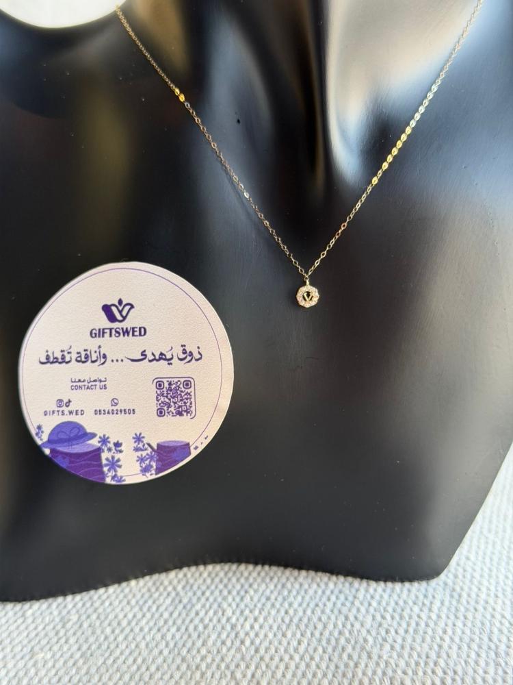 18 karat gold necklace with flower design in the heart box – Wudd gifts ~ gift arrangement and delivery Jeddah