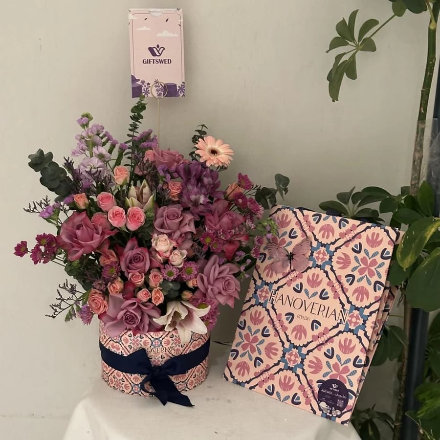 Arrangement of roses with Hanufrian chocolates – Elegant gifts from Jeddah Gifts