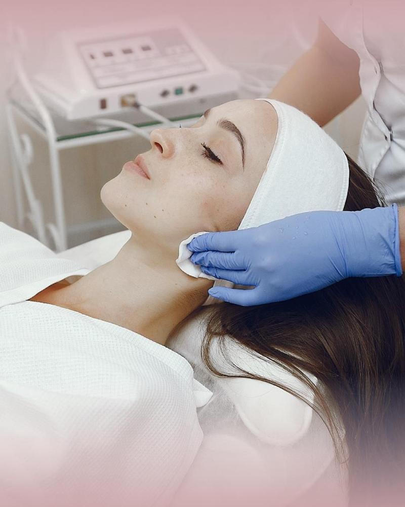 Hydrafacial session for the under-eye area + complimentary treatment as a gift