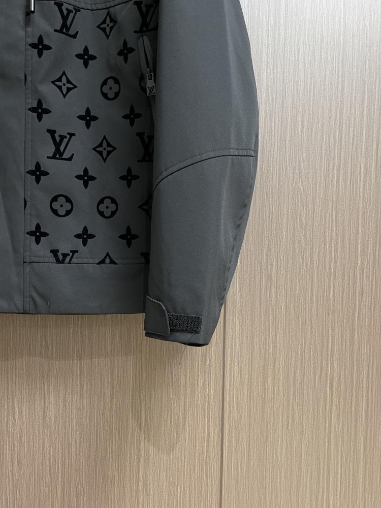 ‏ Louis Vuitton