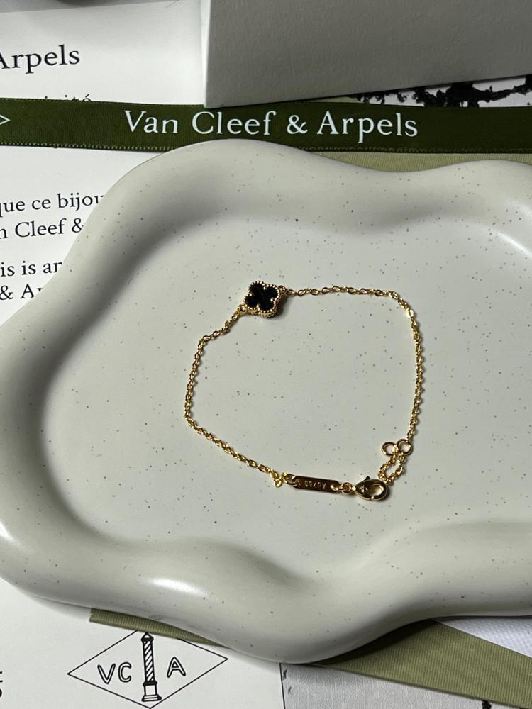 إسوارة Van Cleef Arpels إسوارة Van Cleef Arpels إسوارة Van cleef اذهبي اسود