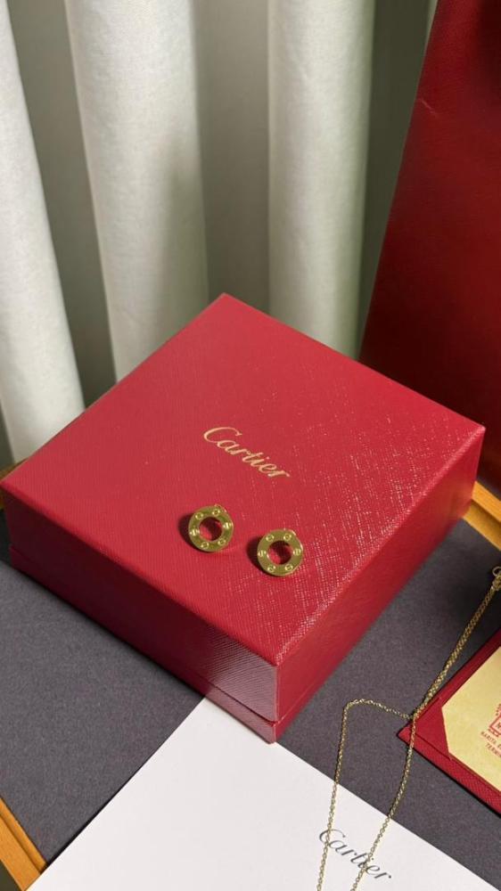 سلسال مع حلق Cartier ذهبي