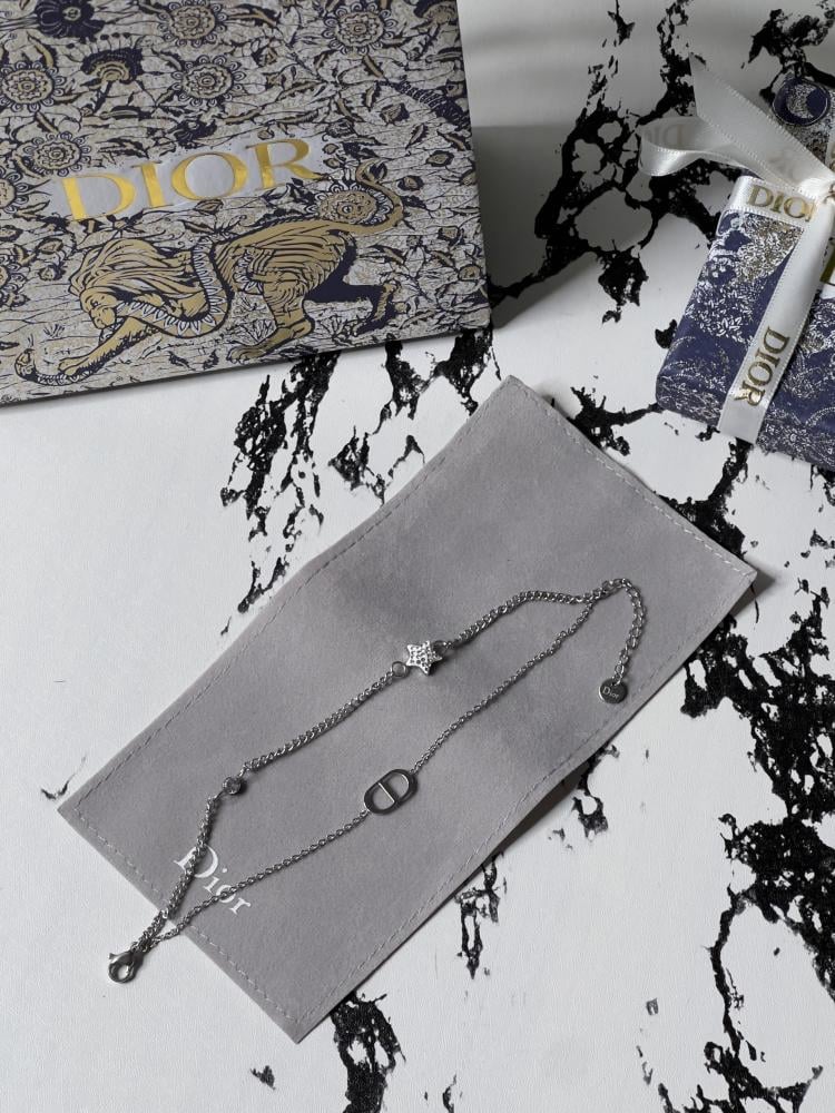 إسوارة Christian Dior فضي