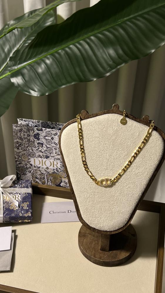 سلسال Dior معدن ذهبي