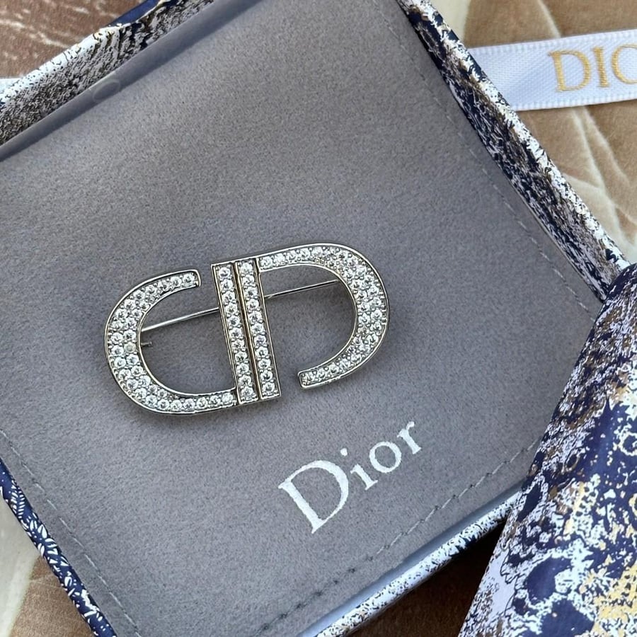 بروش Dior ذهبي