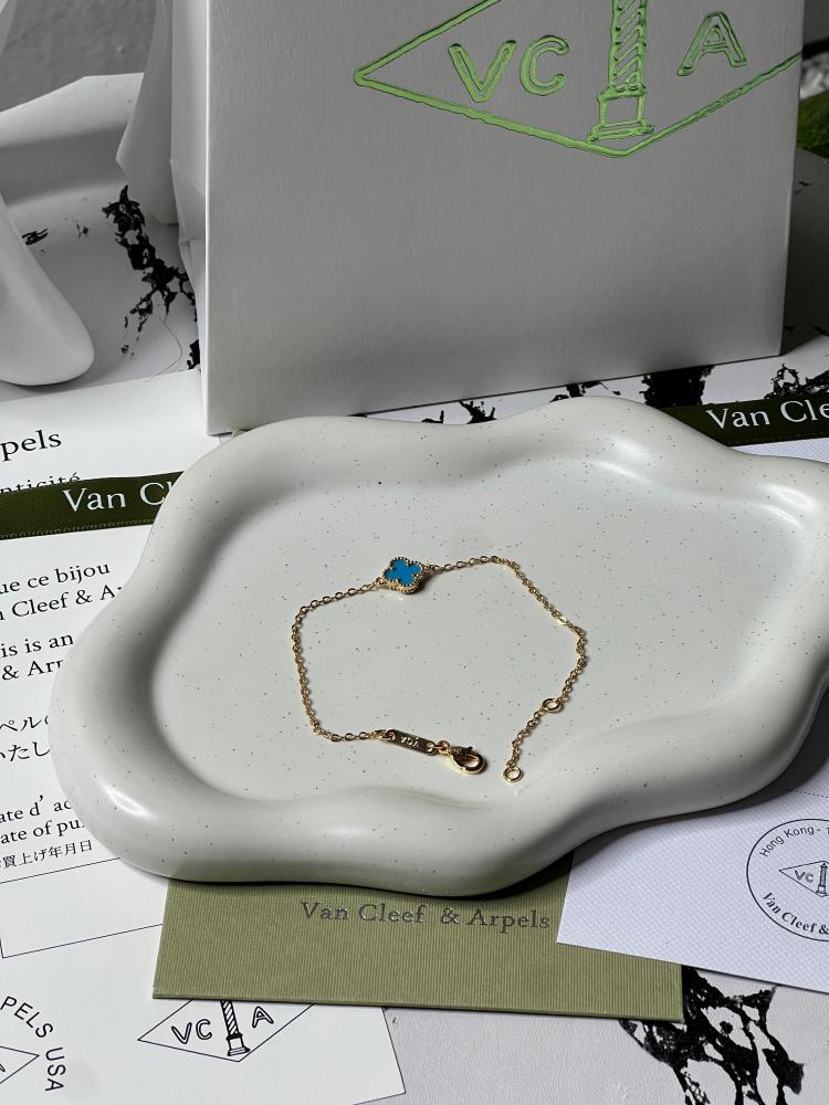 إسوارة Van cleef ذهبي -صدفي