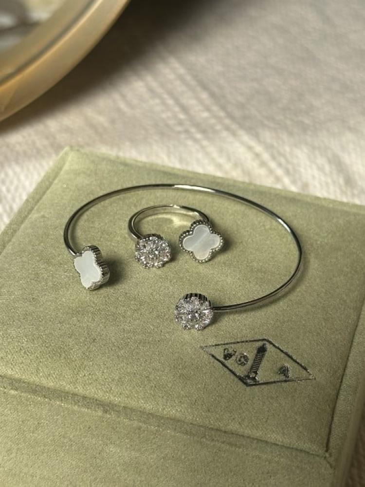 إسوارة Van Cleef Arpels إسوارة Van Cleef Arpels إسوارة Van cleef فضي