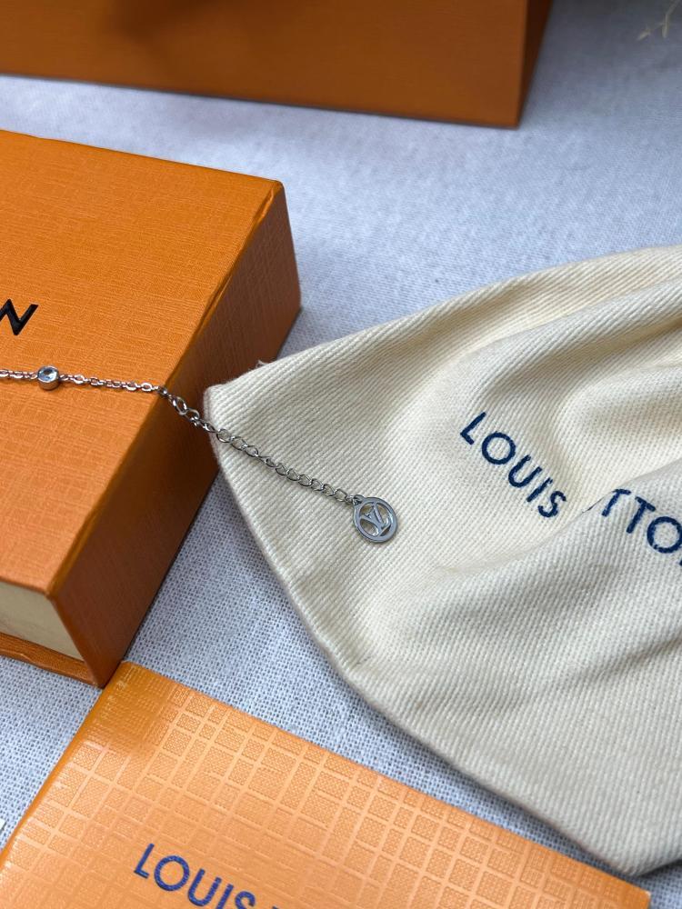 إسوارة LOUIS VUITTON معدن فضي