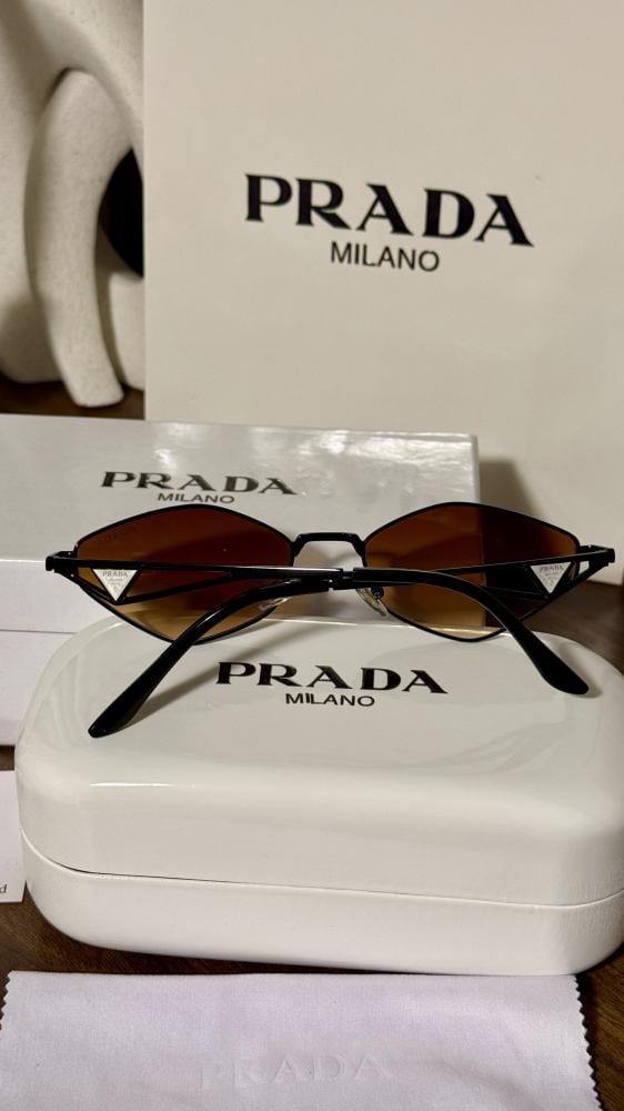 نظارة PRADA المشهورة