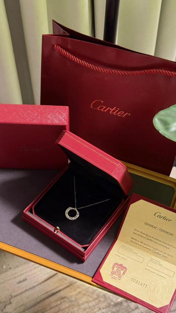 سلسال مع حلق Cartier فضي