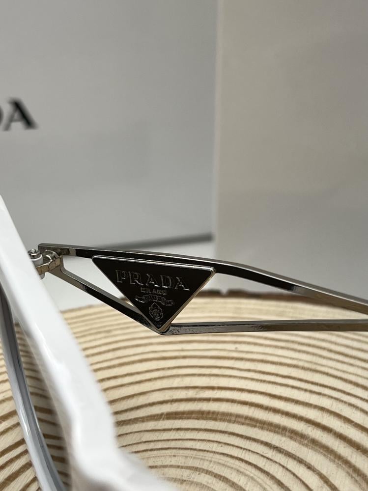 نظارة PRADA المشهورة إطار أبيض
