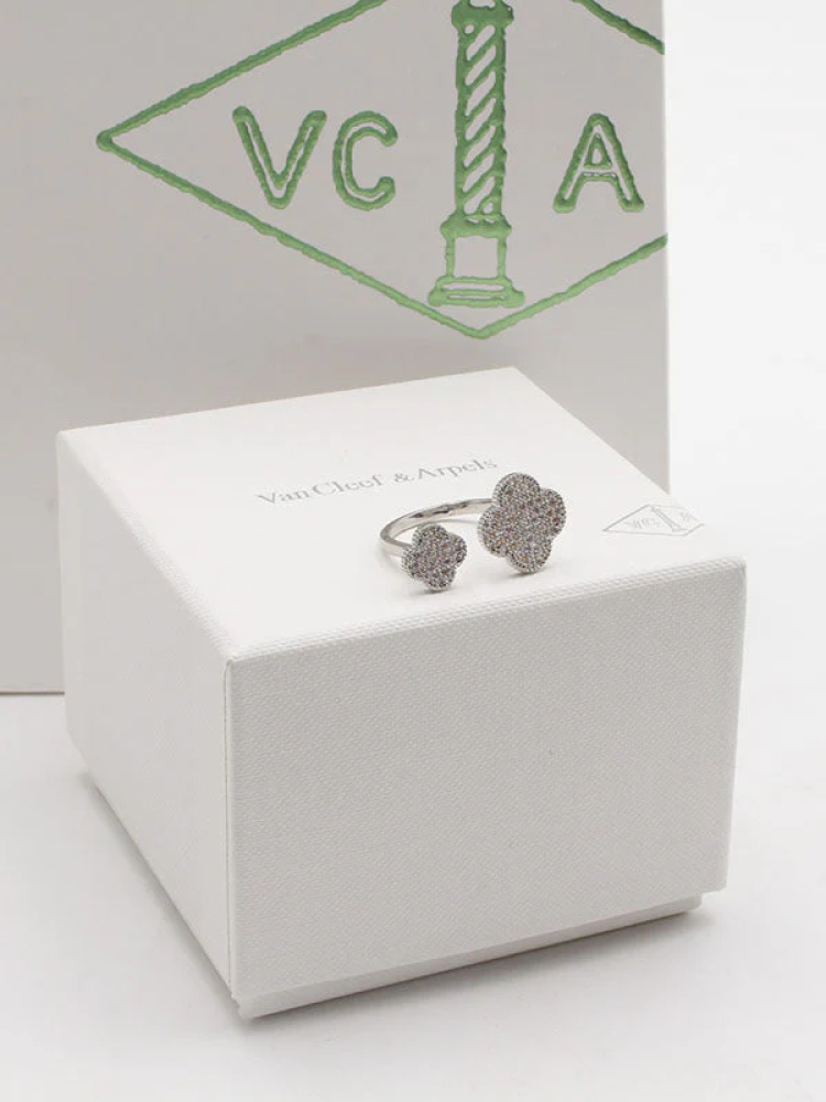 خاتم Van Cleef & Arpels لونين ( ذهبي - فضي )