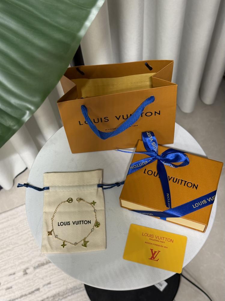 اسوارة LOUIS VUITTON ذهبي