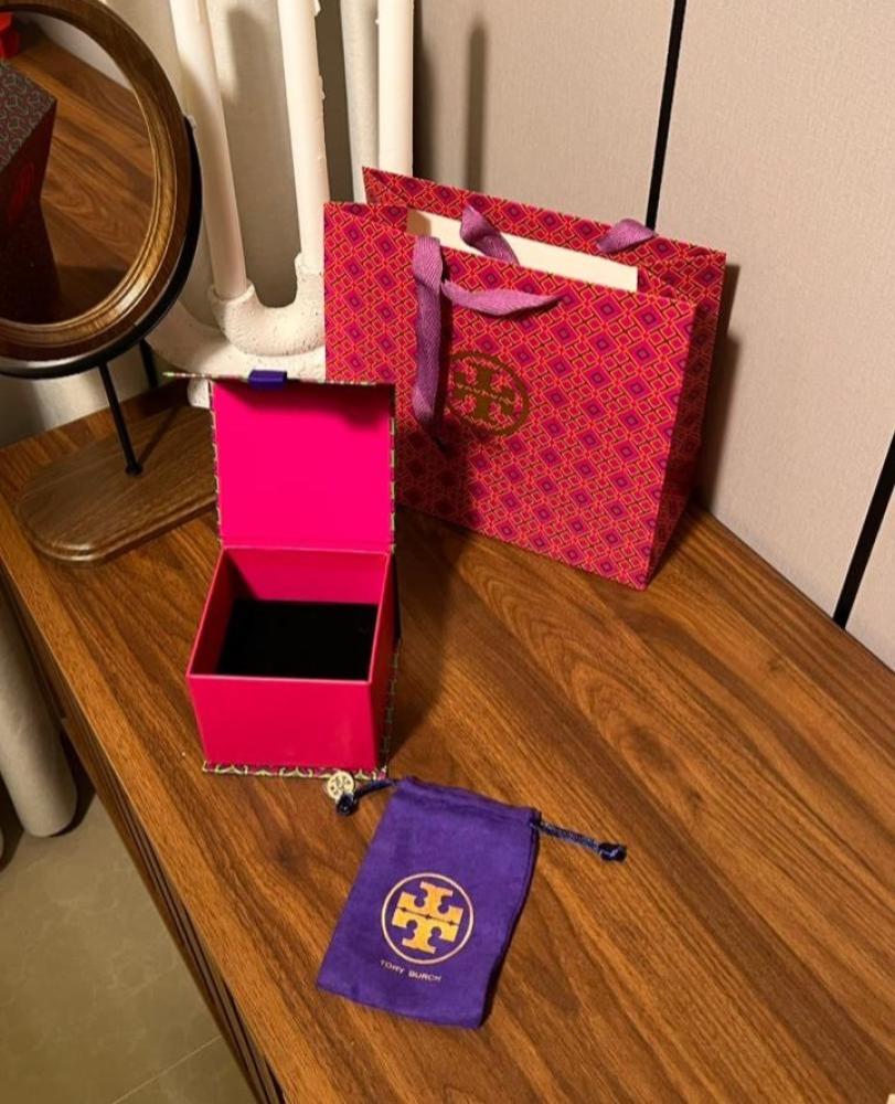 إسوارة TORY BURCH معدن فضي بفصوص