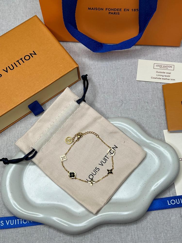 إسوارة LOUIS VUITTON إسوارة LOUIS VUITTON معدن ذهبي