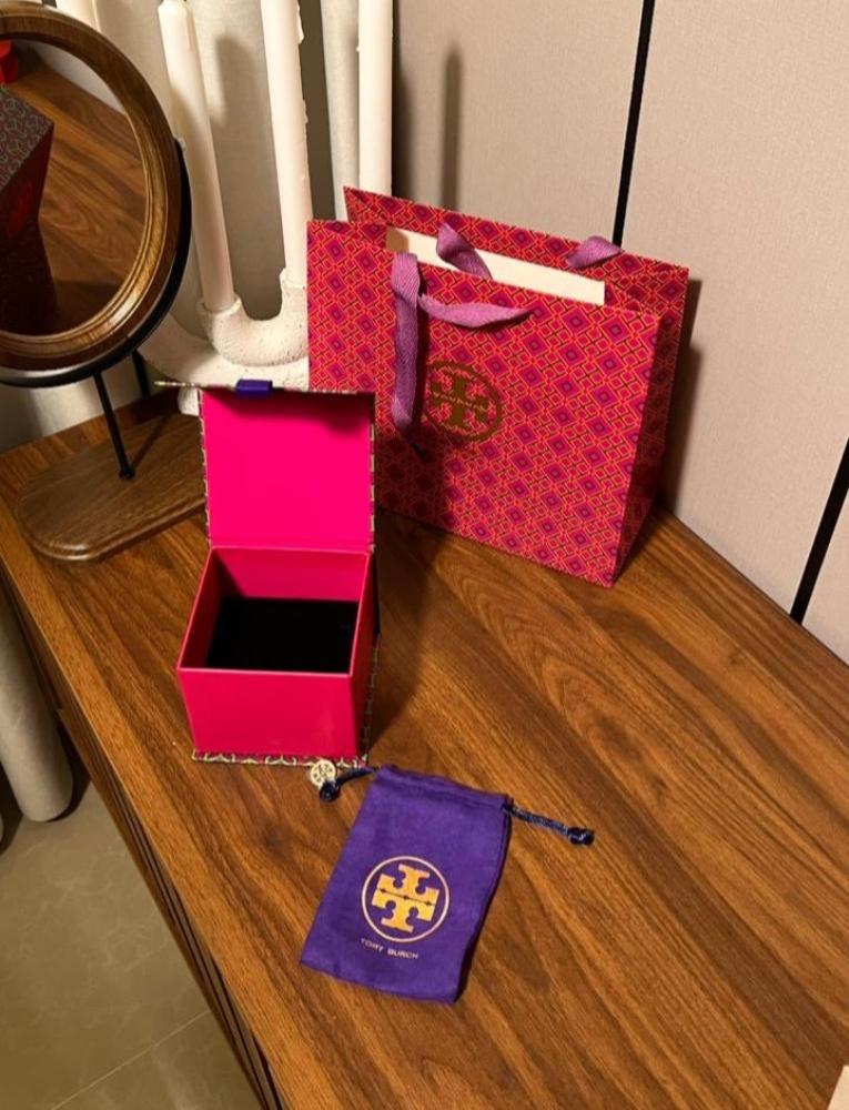 سلسال مع حلق TORY BURCH معدن ذهبي بفصوص كرستال زركون