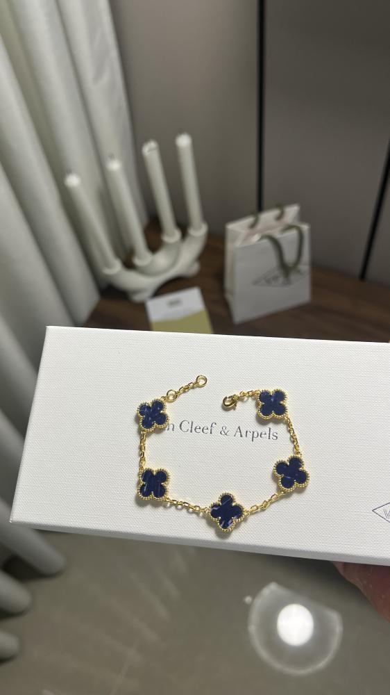 إسوارة Van Cleef Arpels إسوارة Van Cleef Arpels إسوارة Van cleef ذهبي أزرق مموج