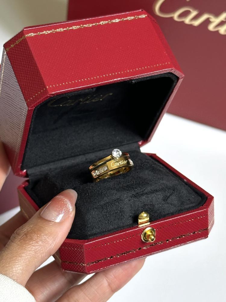 خاتم Cartier الذهبي