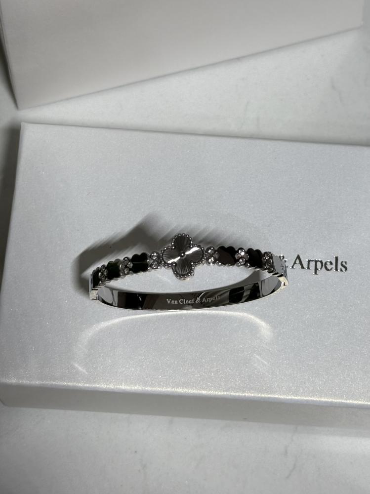اسوارة Van Cleef & Arpels فضي