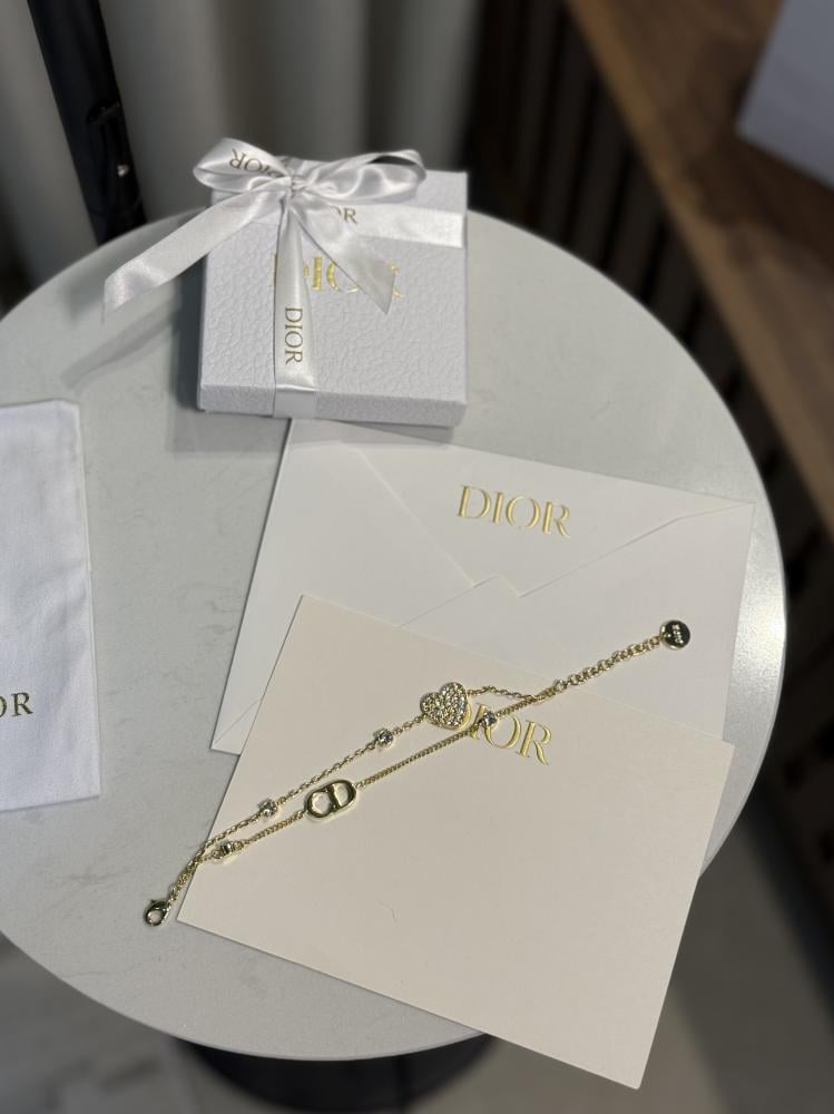 اسوارة Dior ذهبي