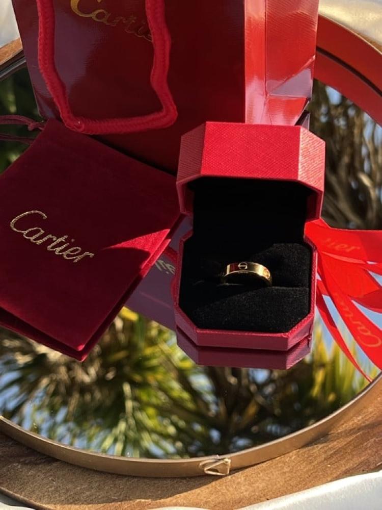 خاتم Cartier الذهبي