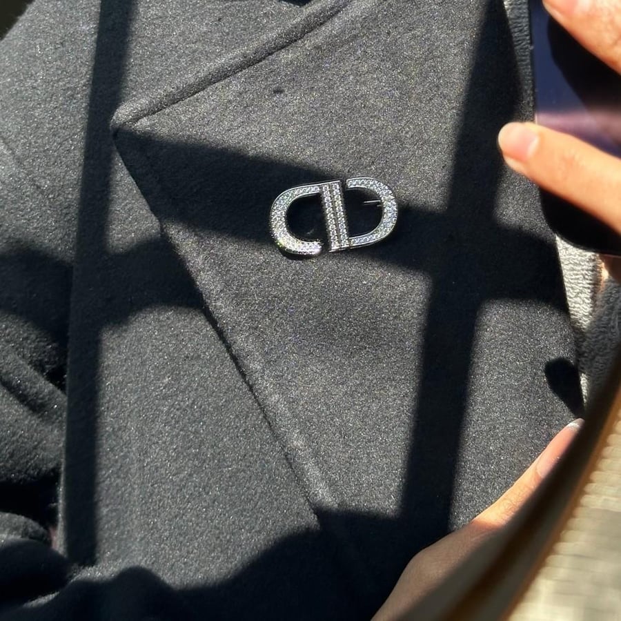بروش Dior ذهبي