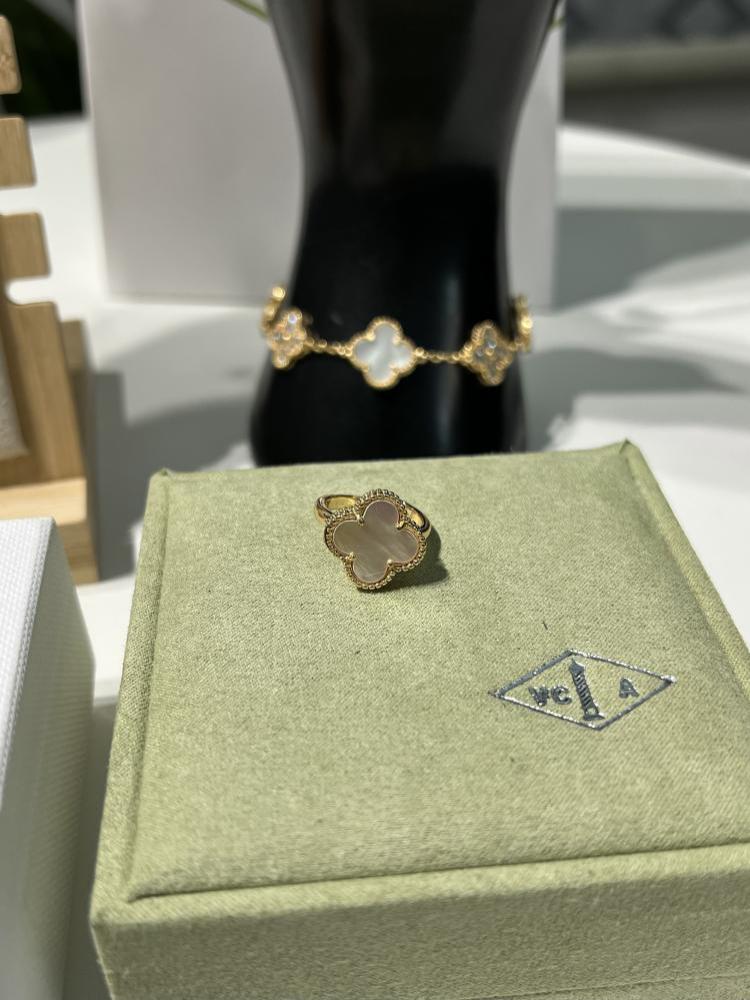 طقم إكسسوارات Van Cleef & Arpels - طقم van cleef ذهبي
