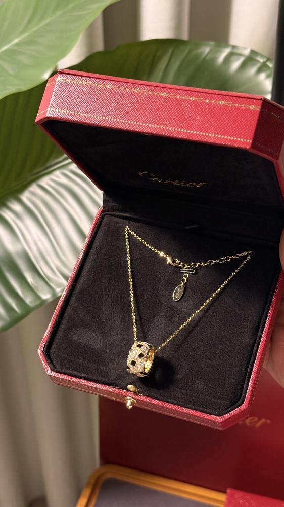 سلسال مع حلق Cartier معدن ذهبي