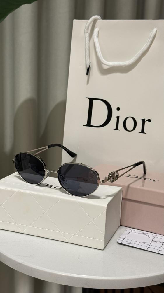 نظارة Dior نظارة شمسيه من Dior اطار فضي عدسة اسود