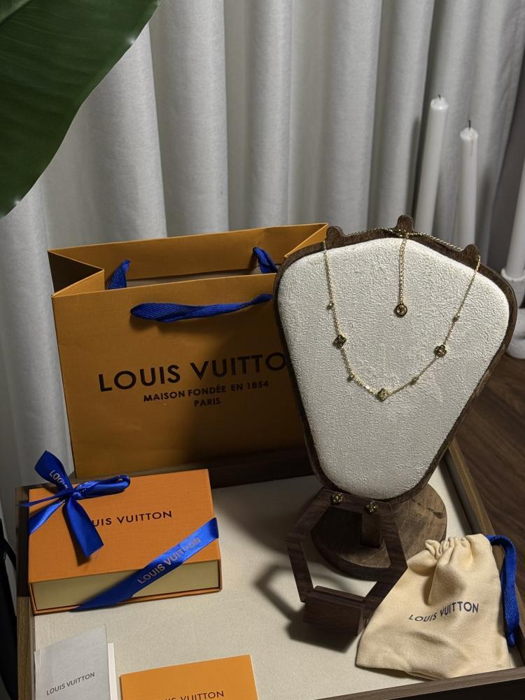 سلسال LOUIS VUITTON ذهبي
